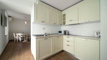 Deluxe Apartment, City View | Private kitchen