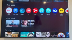 Un écran de télévision affichant l’interface d’un service de diffusion en continu, avec divers logos d’applications et des vignettes de films.