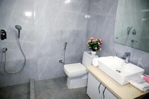 Superior appartement, uitzicht op de stad | Badkamer