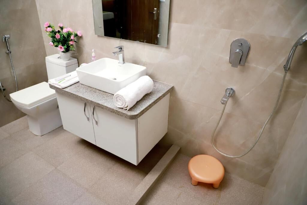 シャワー、タオル、石鹸、トイレットペーパー