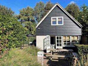 Outdoor dining - Cozy Home Near Beach for 3 (Bergen)