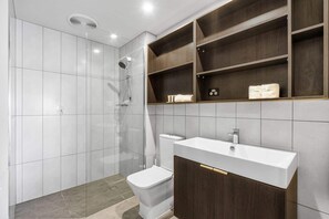 Shower, hair dryer, towels, shampoo - Luxury Sky-high CBD Apt | Pool, Gym, Parking (Brisbane City)