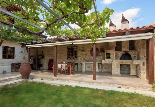 Apartment 'Villa Vergina' with Mountain View, Wi-Fi and Air Conditioning