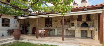 Apartment 'Villa Vergina' with Mountain View, Wi-Fi and Air Conditioning