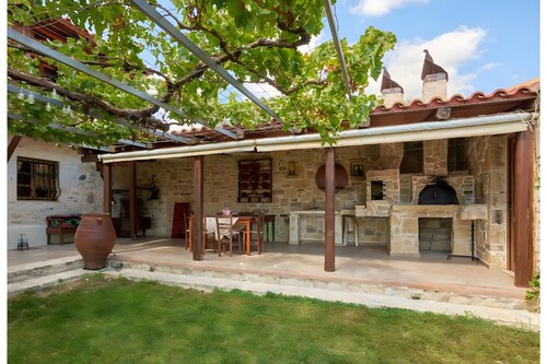 Apartment 'Villa Vergina' with Mountain View, Wi-Fi and Air Conditioning