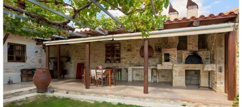 Apartment 'Villa Vergina' with Mountain View, Wi-Fi and Air Conditioning