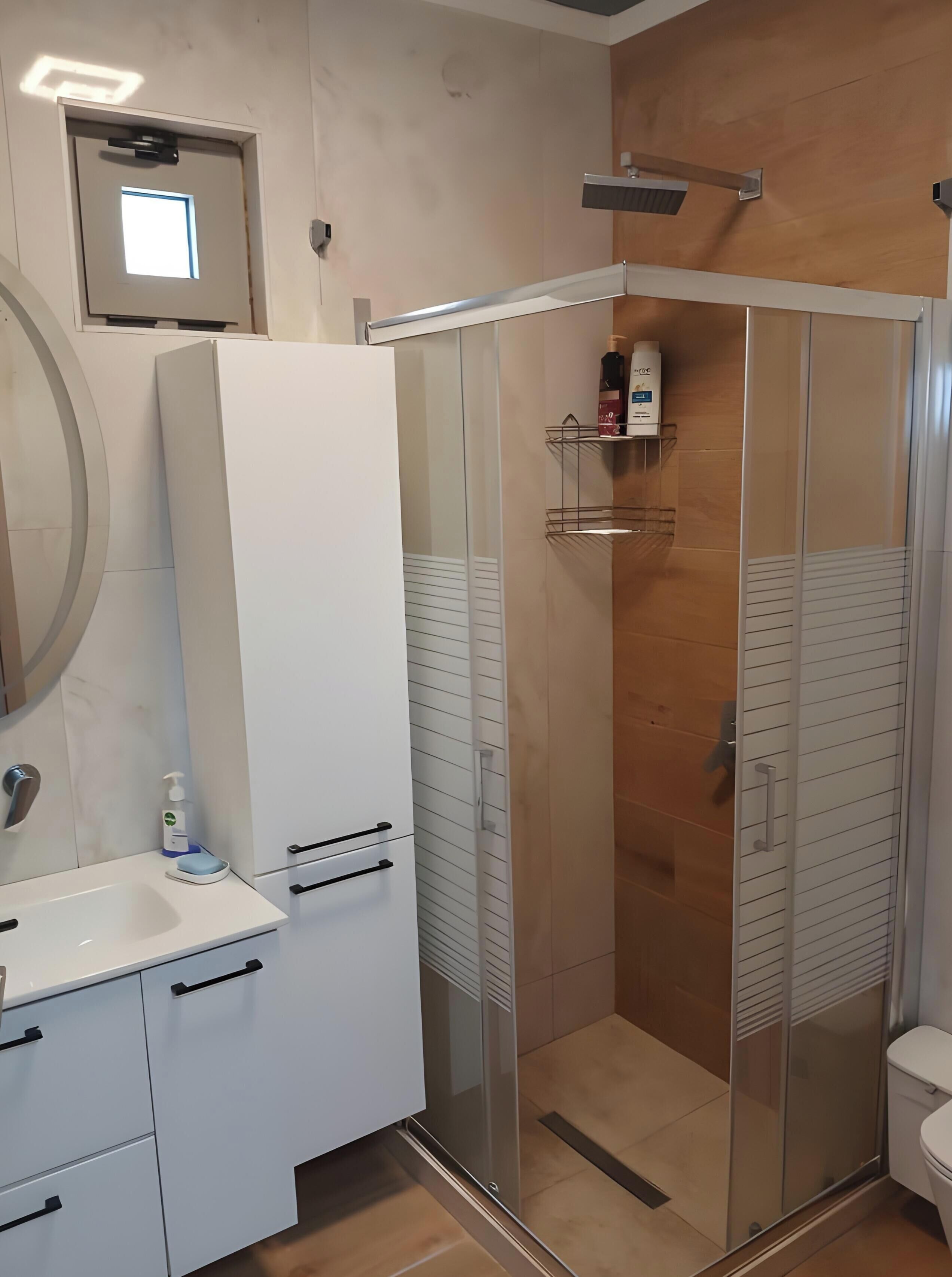 Ducha, secador de pelo, toallas