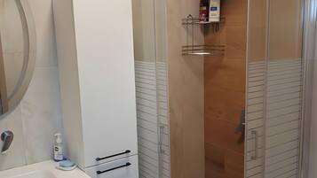 Ducha, secador de pelo, toallas