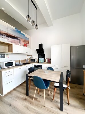 Fridge, microwave, oven, stovetop - The Geraniums Apartment - ref 305 (La Tranche-sur-Mer)