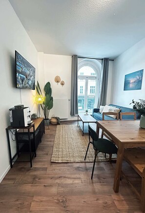 TV, offices - Stylish Apartment near Binnenalster for up to 8 Guests (Hamburg)