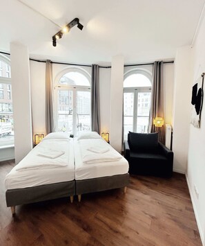 Iron/ironing board, WiFi, bed sheets - Stylish Apartment near Binnenalster for up to 8 Guests (Hamburg)