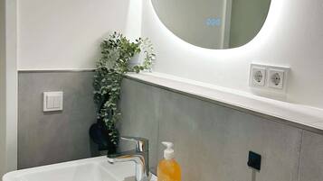 Dusche, Haartrockner, Handtücher, Shampoo