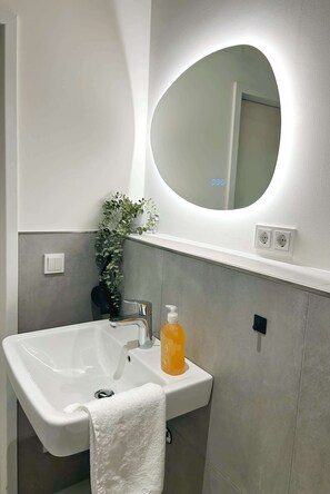 Shower, hair dryer, towels, shampoo - Stylish Apartment near Binnenalster for up to 8 Guests (Hamburg)