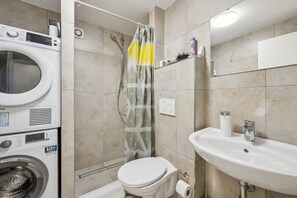 Secadora de cabello, toallas, jabón, papel de baño 