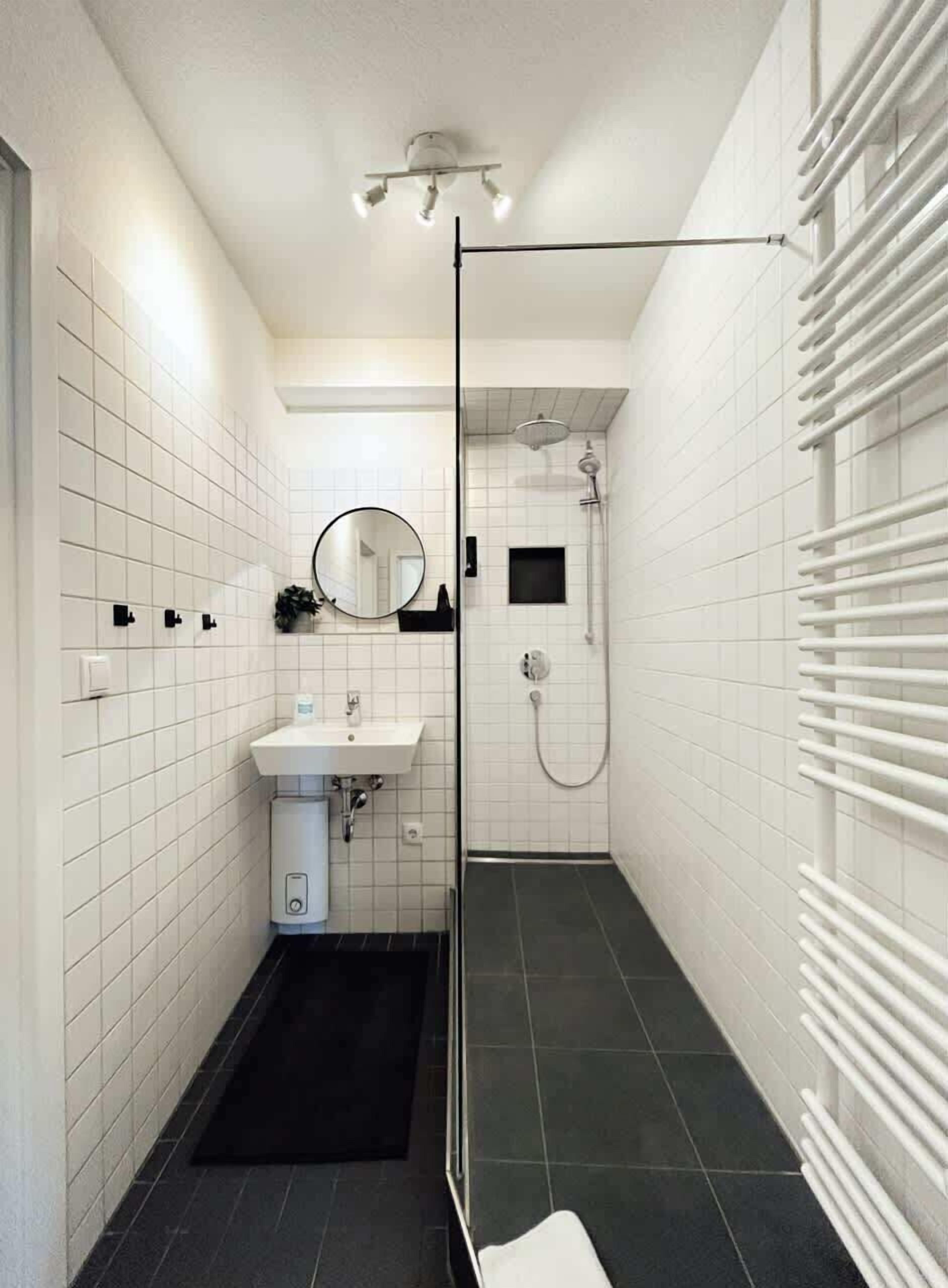 Douche, sèche-cheveux, serviettes fournies, shampoing