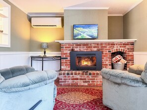 Living area - Mountain Escape: Fire Pit, Hot Tub & Game Room (Bartlett)