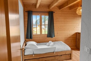 Schreibtisch, Bügeleisen/Bügelbrett, Reisekinderbett, WLAN
