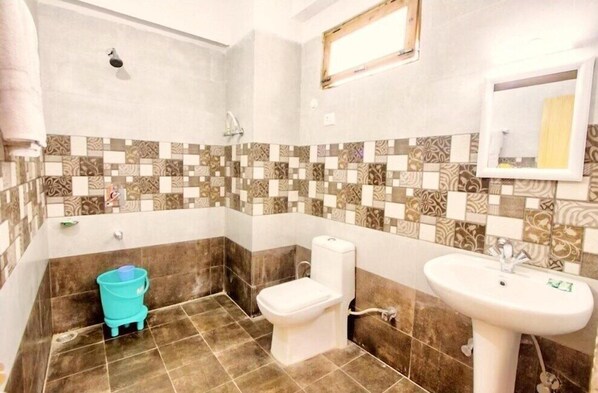 Deluxe Double Room | Bathroom | Shower, rainfall showerhead, bidet, towels - Hotel J J Regency Manali (Manali)