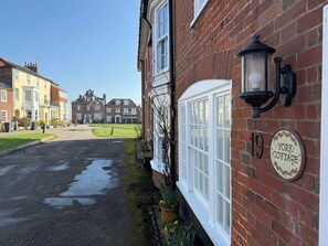 Property grounds - York Cottage (Reydon)