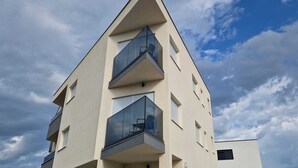 A modern building with multiple balconies and a clear sky. - Mare Anima Apartments (Srima)
