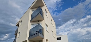 A modern building with multiple balconies and a clear sky. - Mare Anima Apartments (Srima)