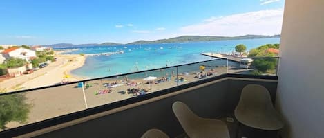 Appartement Confort, 2 chambres, balcon, vue mer | Plage | Plage, 3 bars de plage