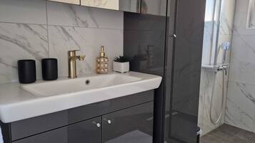 Appartement, balcon, vue mer | Salle de bain | Shampoing