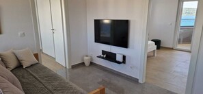 Comfort-Apartment, 2 Schlafzimmer, Balkon, Meerblick | Wohnbereich