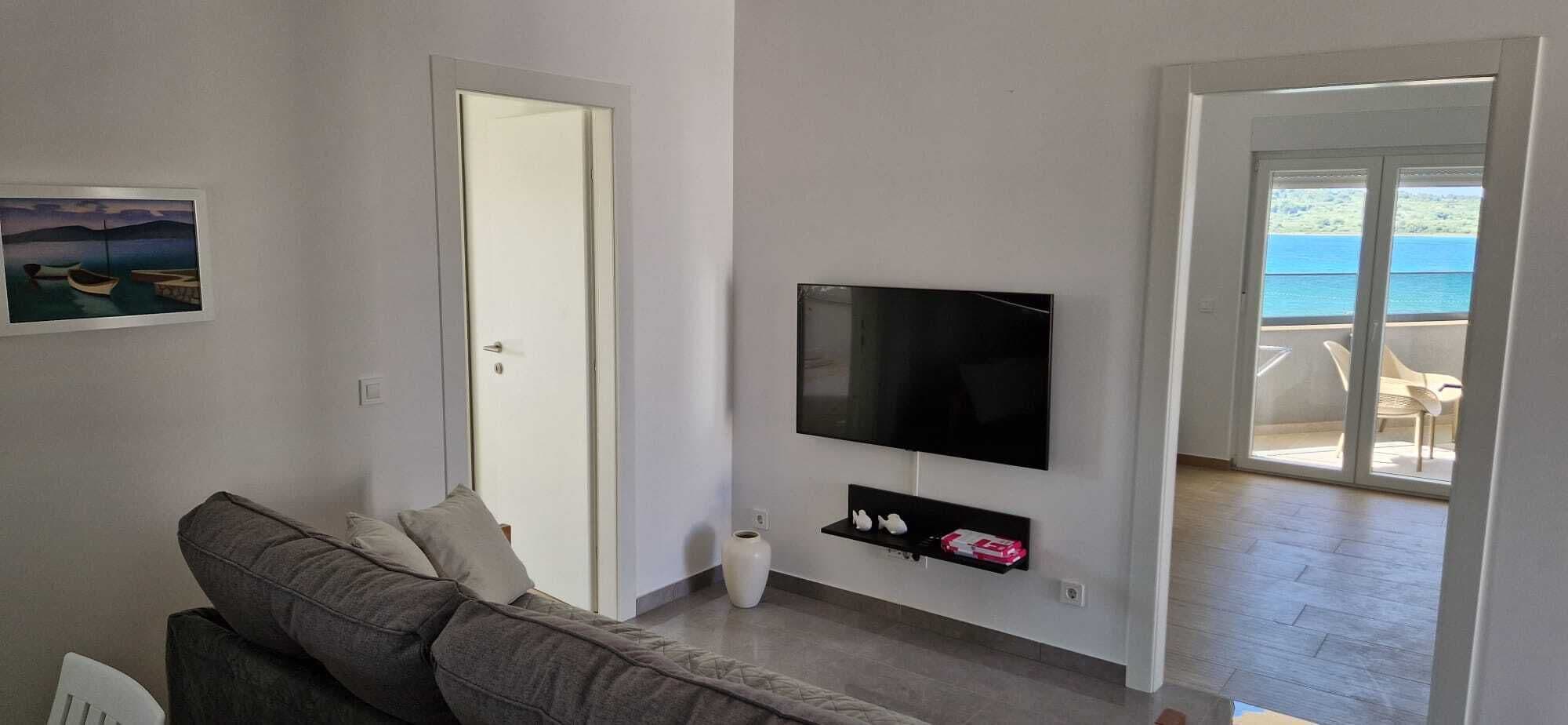 Appartamento Comfort, 2 camere da letto, balcone, vista mare | Area soggiorno | TV LED 120 cm con canali via cavo
