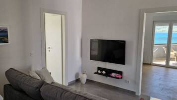 Appartamento Comfort, 2 camere da letto, balcone, vista mare | Area soggiorno | TV LED 120 cm con canali via cavo