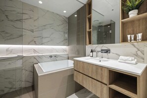 Shower, towels, shampoo - Skyline & Sea Luxe Heated Pool, Gym, Sauna, Steam (Melbourne)