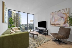 TV, offices - Skyline & Sea Luxe Heated Pool, Gym, Sauna, Steam (Melbourne)