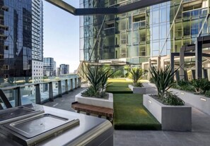 Terrace/patio - Skyline & Sea Luxe Heated Pool, Gym, Sauna, Steam (Melbourne)