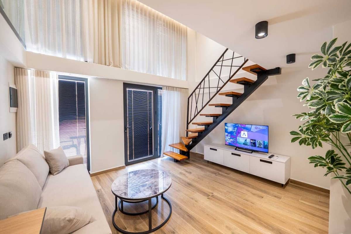 Ropa de cama hipoalergénica y caja de seguridad en la habitación 