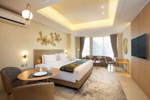 Studio Suite, 1 King Bed, City View - Louis Kienne Suite Cikarang (Cikarang)