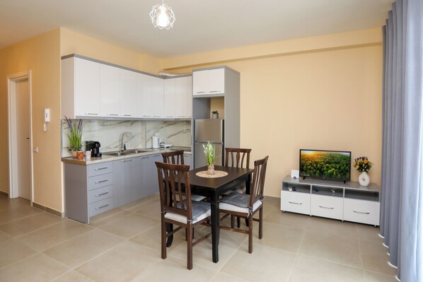 Family Apartment, Multiple Bedrooms, Sea Facing (Velaris Apartment 101) | Dining - Velaris Apartments (Vlorë)
