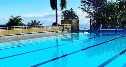 Charming Cottage with Sea View and Jacuzzi in Saint-Paul