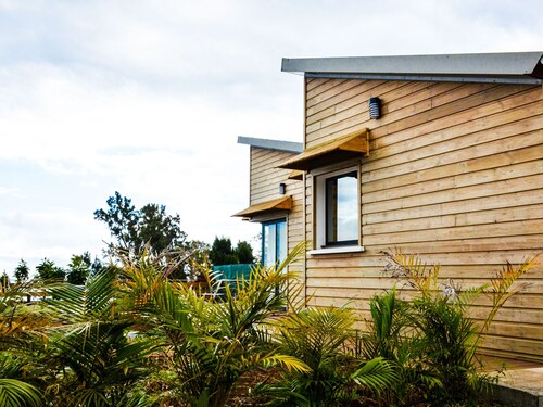 Modern lodging in Saint-Paul with jacuzzi and free Wi-Fi