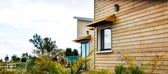 Modern lodging in Saint-Paul with jacuzzi and free Wi-Fi
