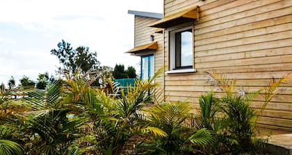 Modern lodging in Saint-Paul with jacuzzi and free Wi-Fi