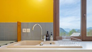 Una cocina con un amplio ventanal, un lavabo y vistas al exterior.