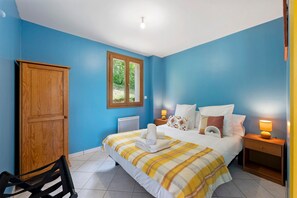 4 habitaciones, tabla de planchar con plancha, wifi y ropa de cama 
