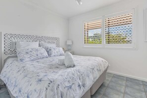 Iron/ironing board, WiFi, bed sheets - Bright 3-Bed Retreat Near Beaches (Urangan)