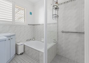 Shower, hair dryer, towels, shampoo - Bright 3-Bed Retreat Near Beaches (Urangan)