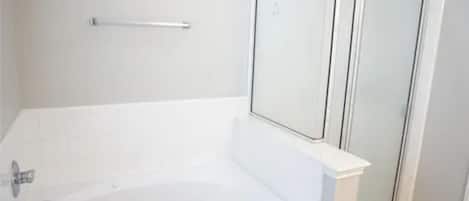 Een bubbelbad, handdoeken, toiletpapier