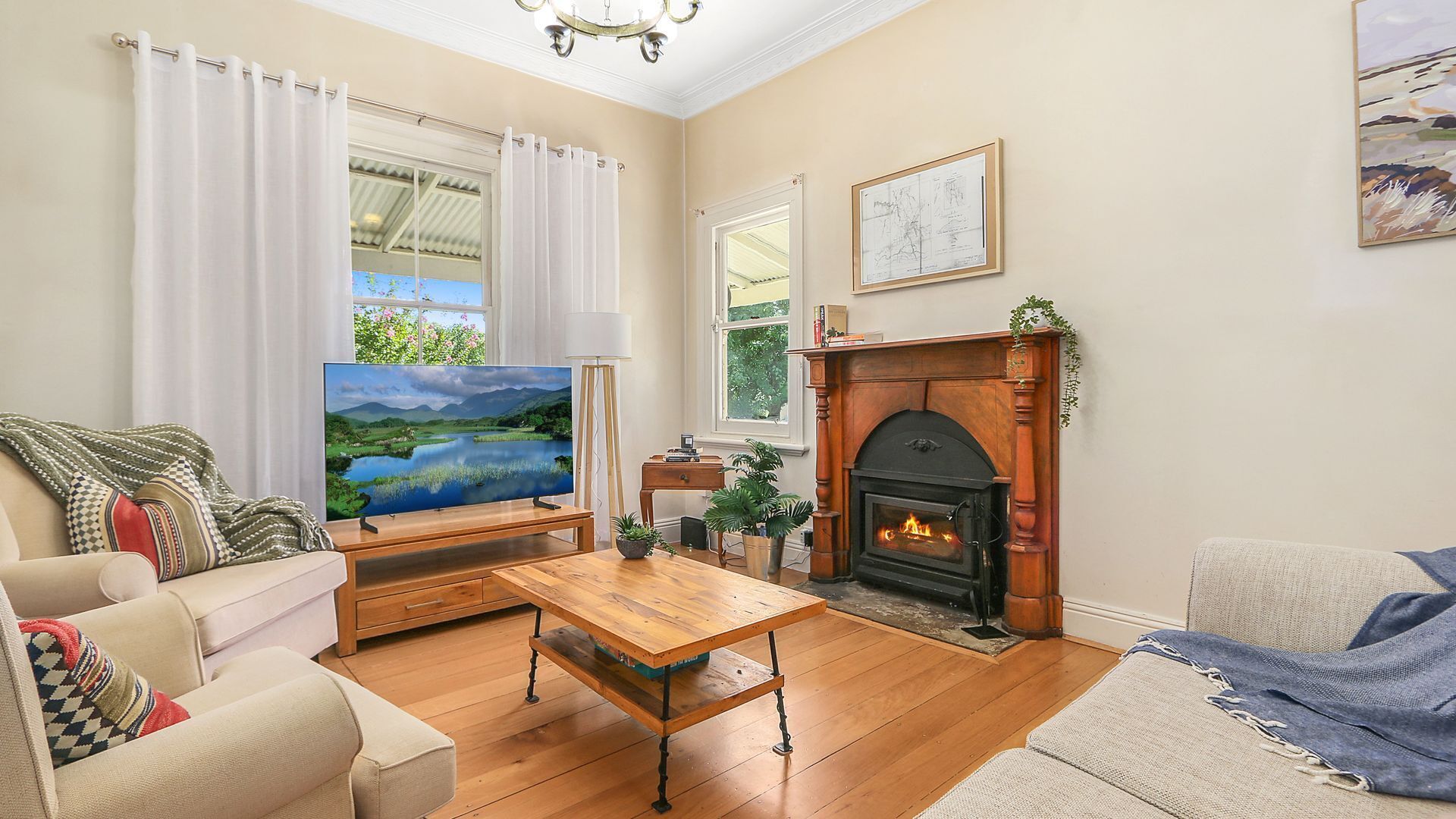 Smart TV, fireplace