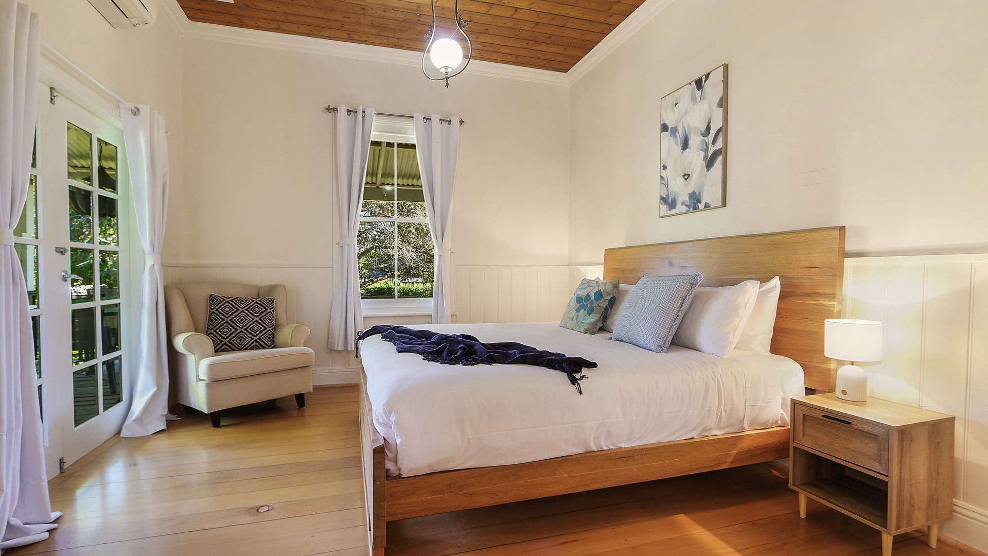 Desk, iron/ironing board, travel cot, WiFi