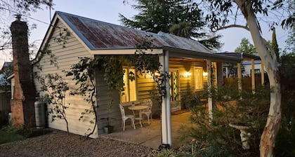 Finchy Cottage - Your charming Beechworth cottage where heritage character meets modern com