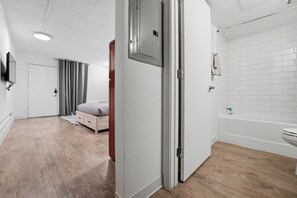 Desk, iron/ironing board, travel cot, free WiFi - Boutique-style studio with modern comforts (Austin)