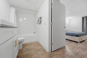 Bathroom - Modern Centro studio with cozy finishes (Austin)